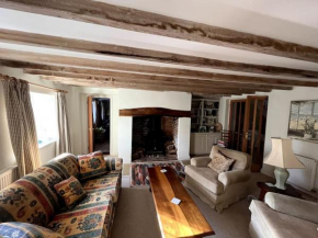 Spacious 4 bed family home near coast